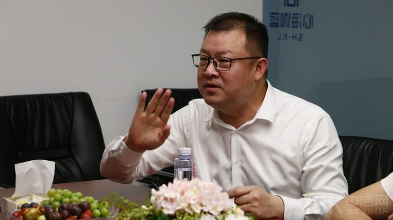4.TOP家居联盟秘书长圣莉亚洁具总裁张鹏.JPG